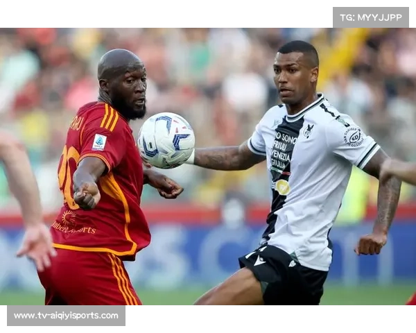 乌迪内斯球员庆祝进球，罗马球员向裁判抗议判罚